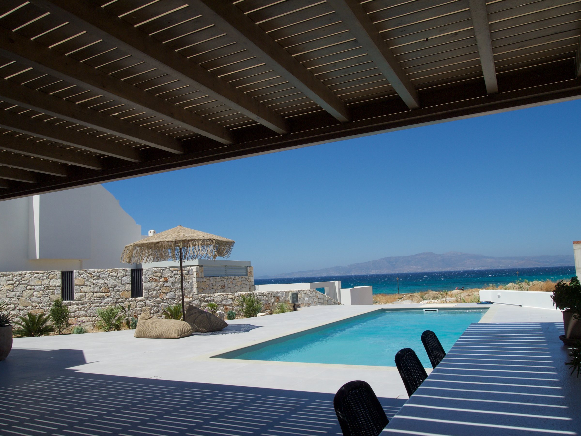 Blick über die Terrasse aufs Meer